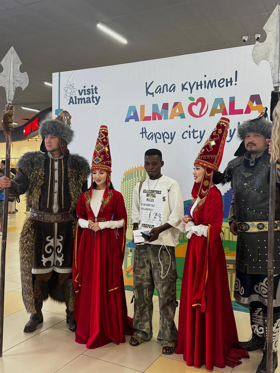 Қала күніне орай 5 мыңнан астам қонаққа әуежайда Алматы апорты үлестірілді