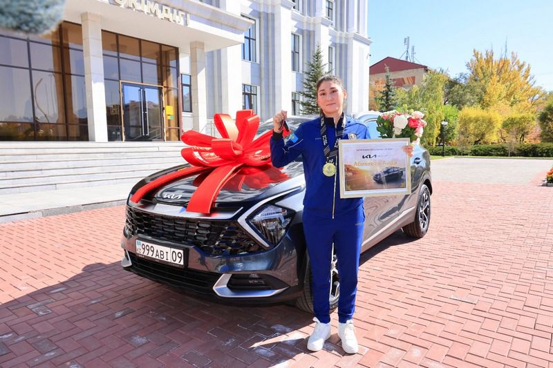 Қарағандылықтар чемпион Аидаға автокөлік мінгізді