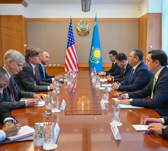 Екіжақты кездесулер өткізді