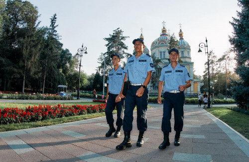 Полиглот ұландықтар тәртіпті қамтамасыз етеді