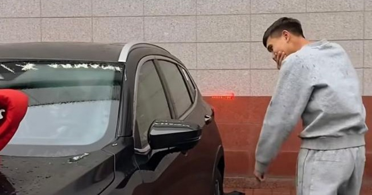 Белгілі кәсіпкер қақпашы Шерхан Қалмұрзаға қымбат көлік сыйлады