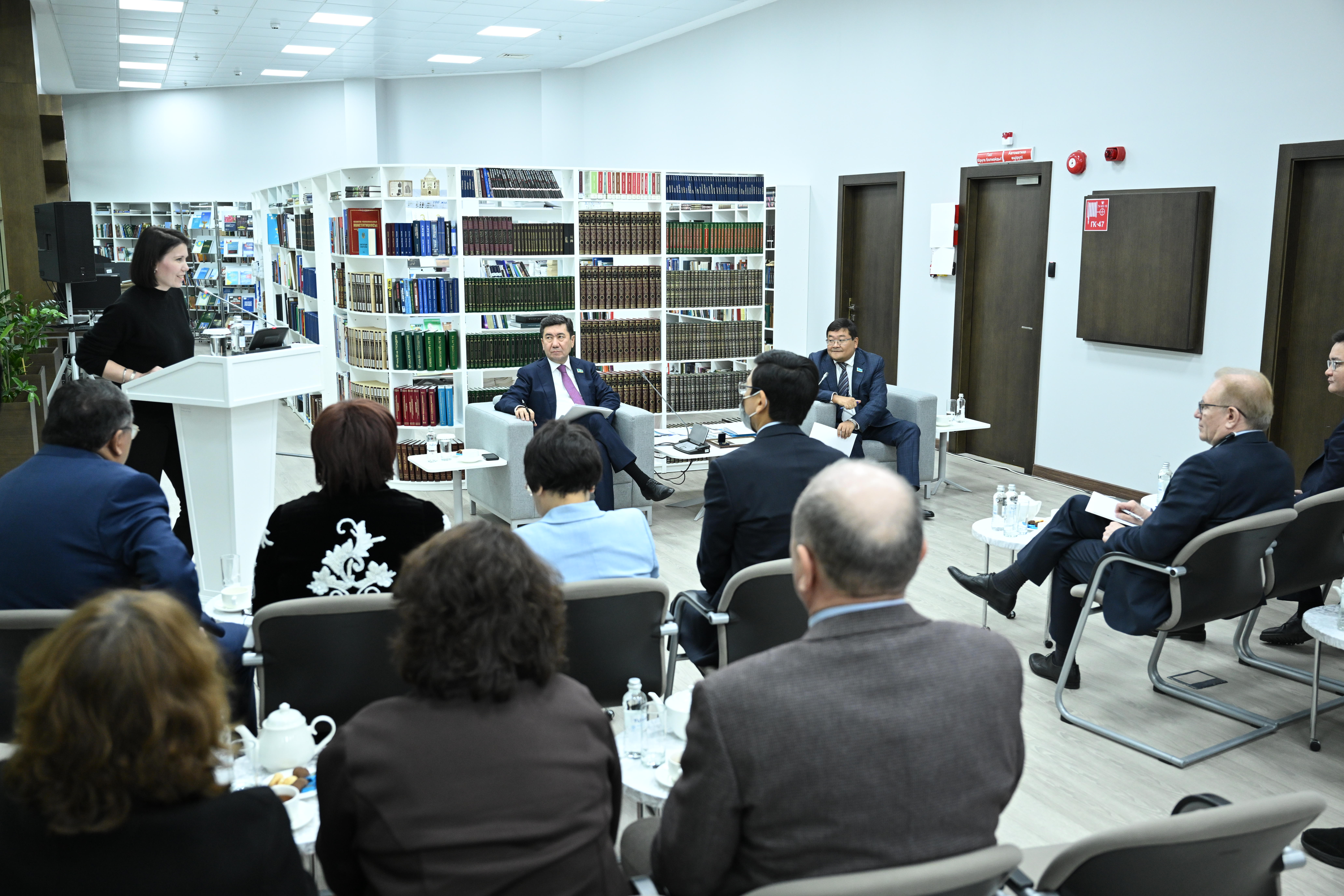 Ерлан Қошанов Қоғамдық палатаның отырысына қатысты