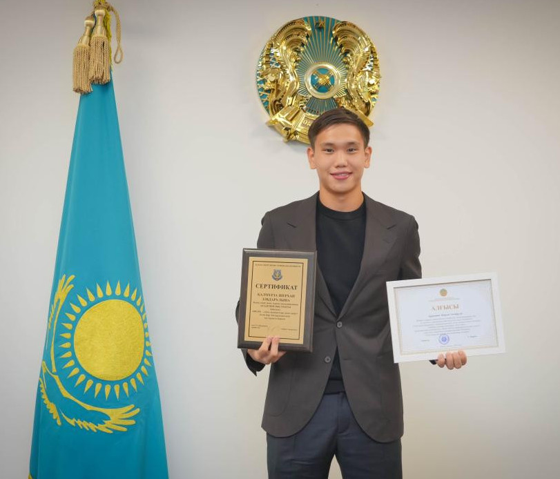 Шерхан Қалмұрзаға ректорлық білім беру гранты берілді