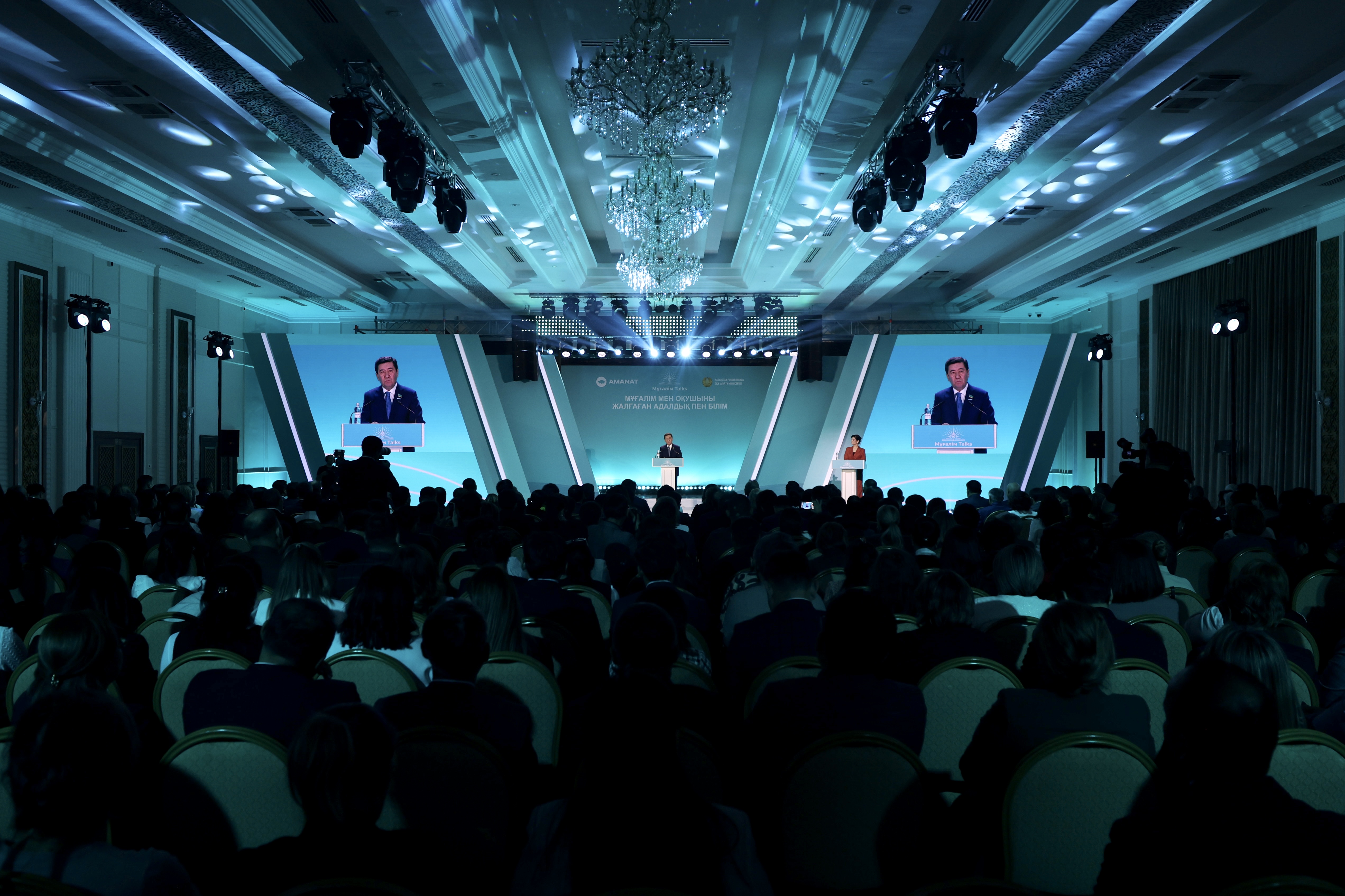 AMANAT үздік мұғалімдерге «Ұстаз – ұлт айнасы» марапатын табыстады