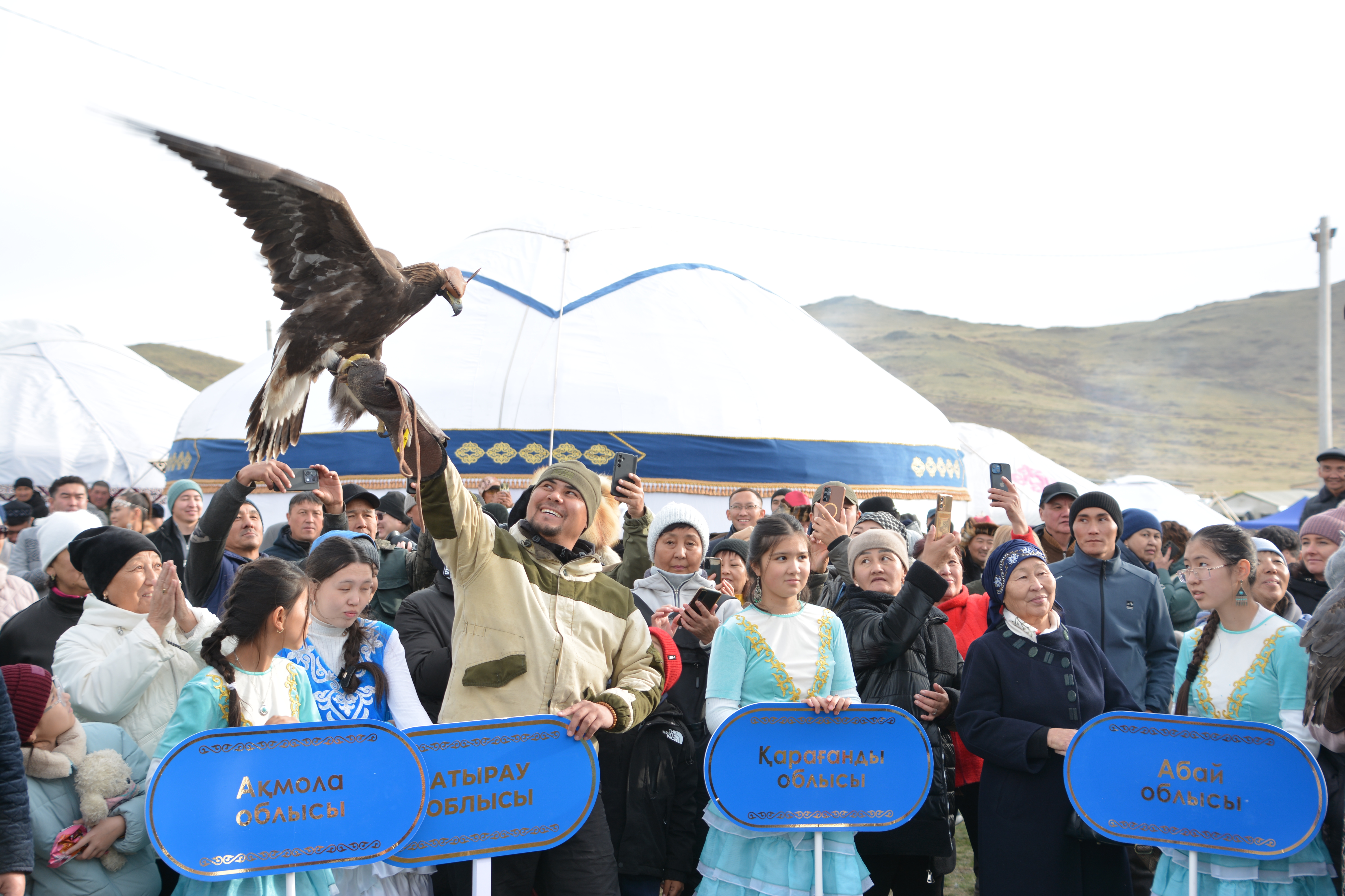 Бозанбай көгінде бүркіт самғады