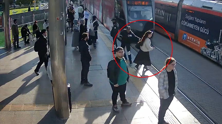 Түркияда әйелді трамвай қағып кете жаздаған