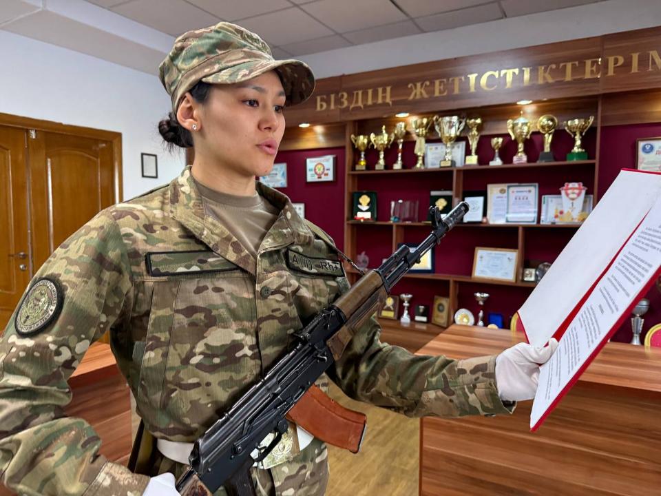 Әлем чемпионы әскери ант берді