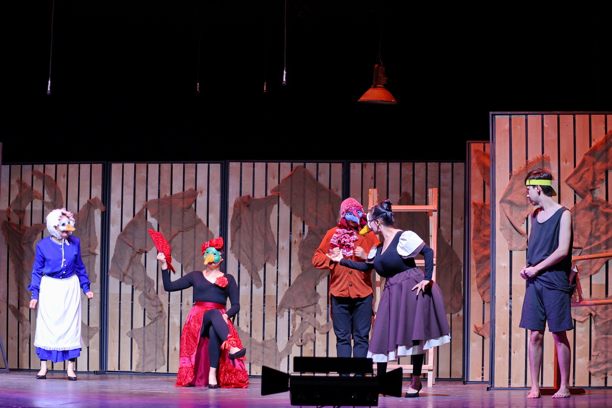 Қуыршақ труппасы балаларға «Ұсқынсыз үйрек» қойылымын тарту  етті