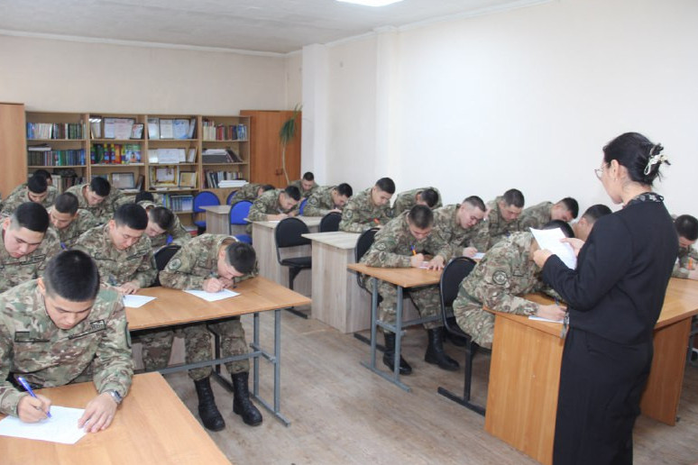 Ұлттық ұлан сарбаздары диктант жазды