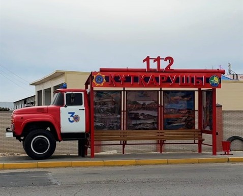 Ескі көліктен жасалған аялдама