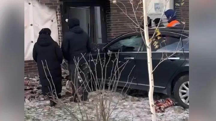 Тұран даңғылындағы тосын жағдай: Жүргізуші көлікті басқара алмай тұрғын үйге соғылды