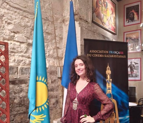Қазақ тіліне құштар француз қызы