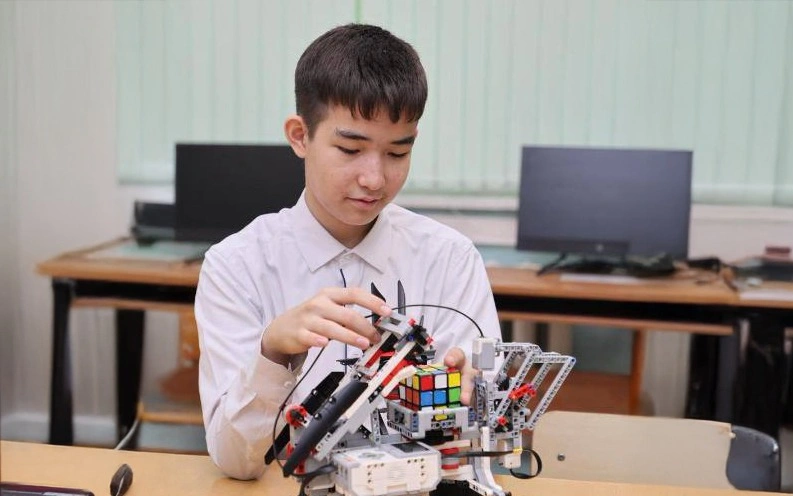 Кубик-рубикті 1 минутта жинайтын робот жасалды