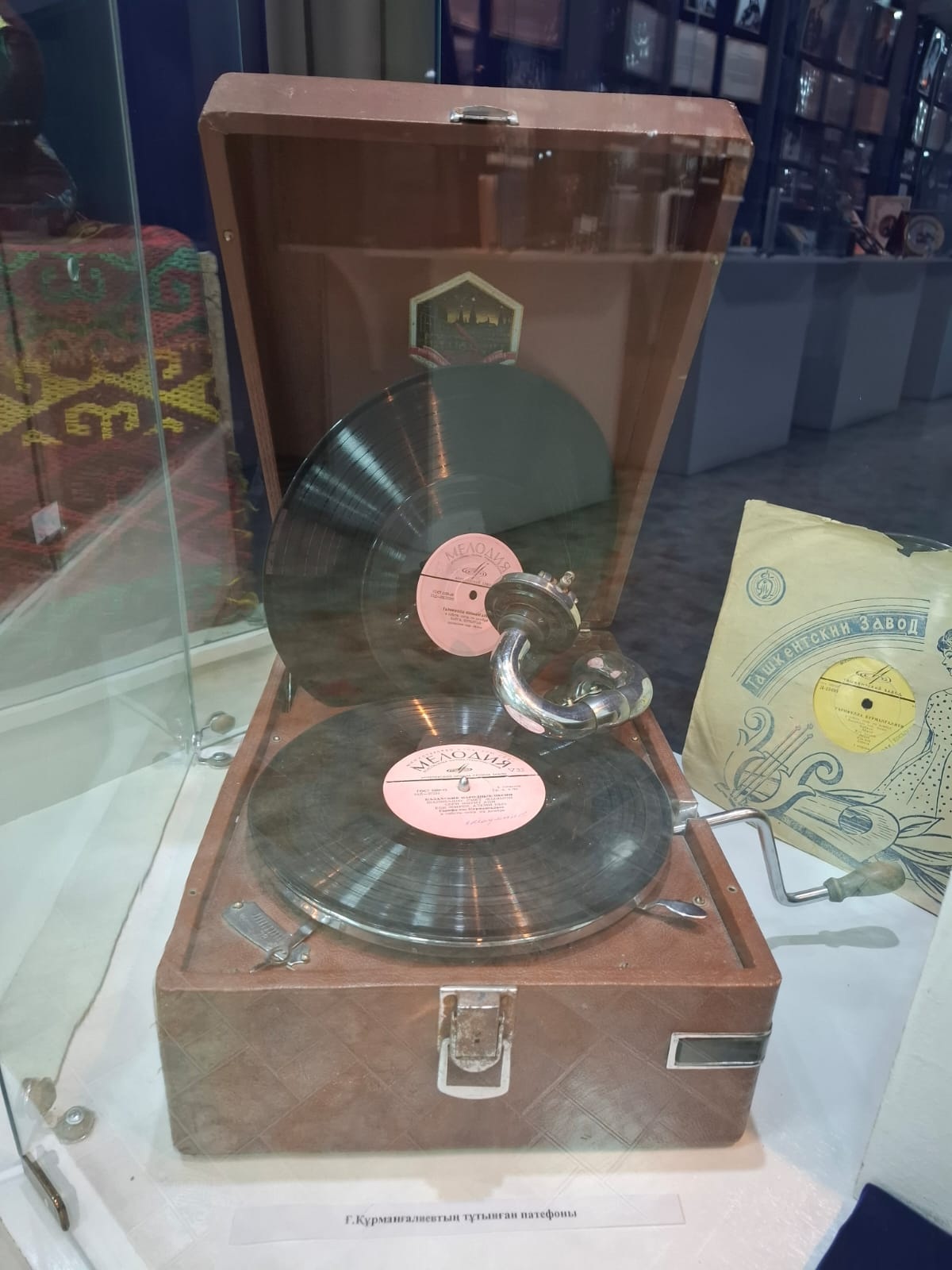 Әйгілі әншінің патефоны