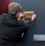 Екі блогер Лувр күзетшілерін алдап, Мона Лиза портретінің жанына өз суреттерін іліп тастады