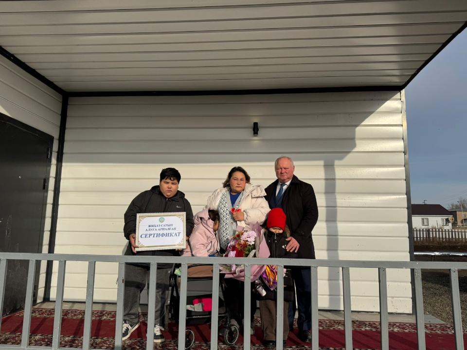 Көп балалы анаға үш бөлмелі пәтер сыйға тартылды