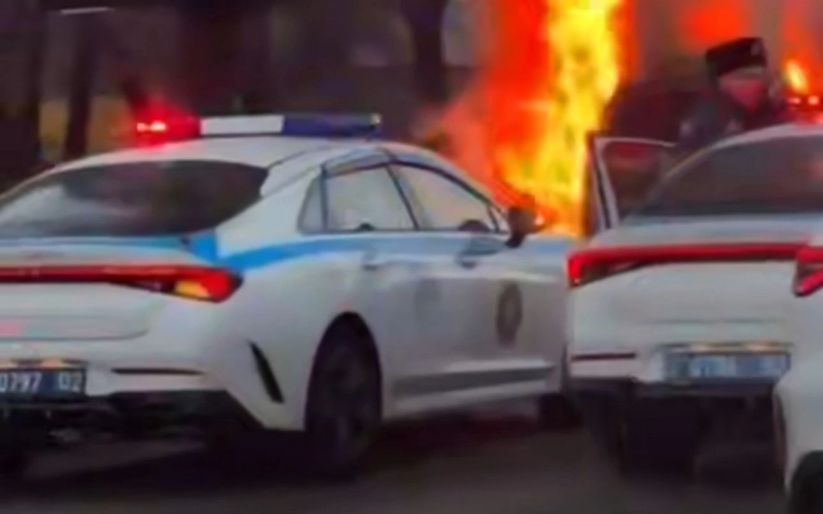 Алматыда көлік өртеніп, ұзын-сонар кептеліс пайда болды