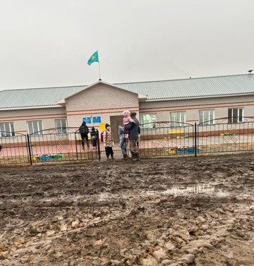 Ми батпақтан мектепке жете алмай жүр