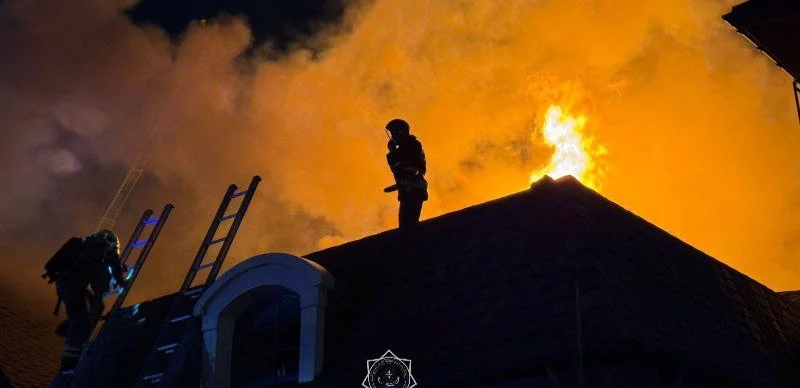 Астанада гараждан басталған өрт қонақүйдің шатырына дейін тараған