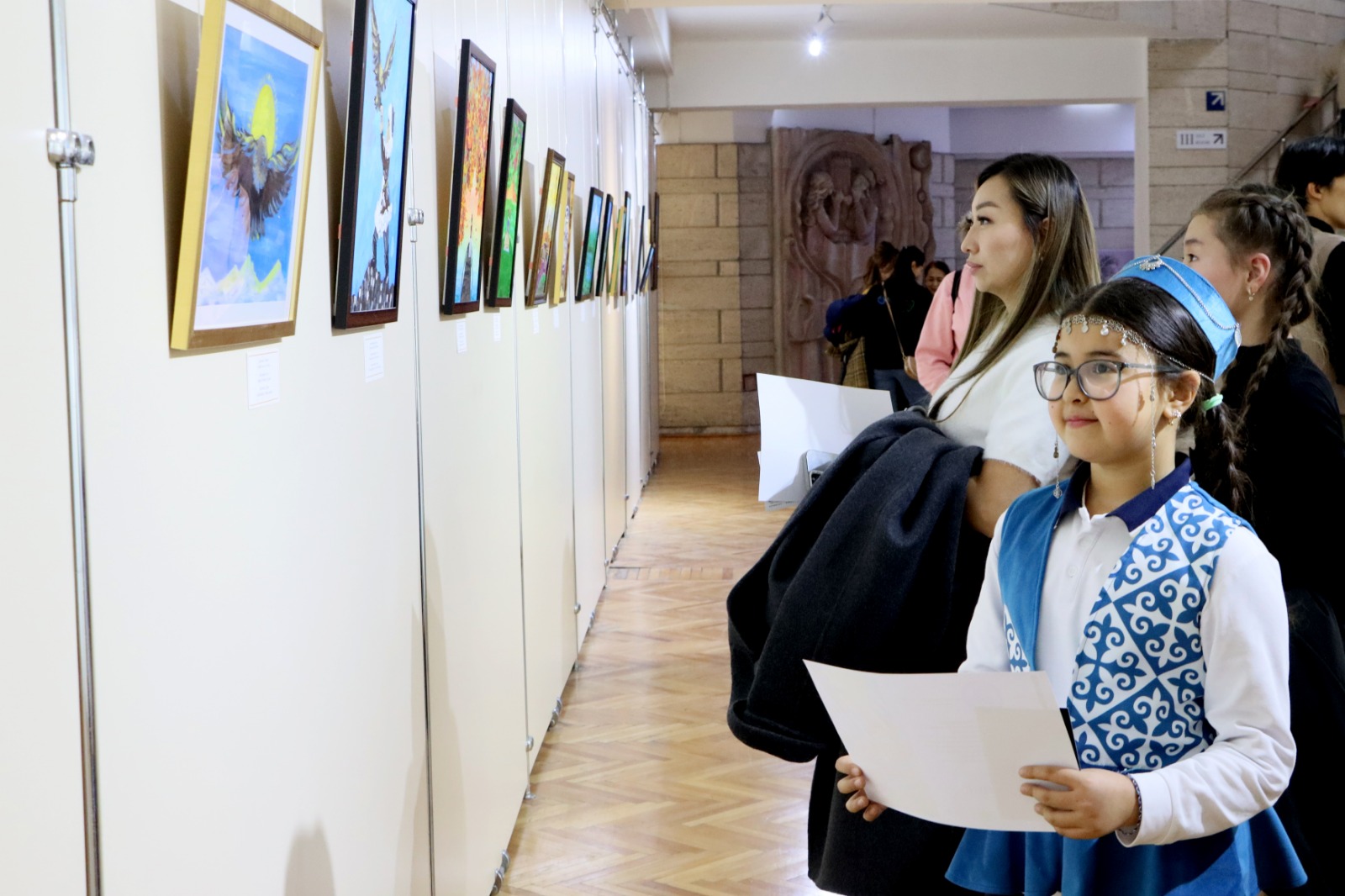 Балаң суретшілер Тәуелсіздік күніне тарту жасады