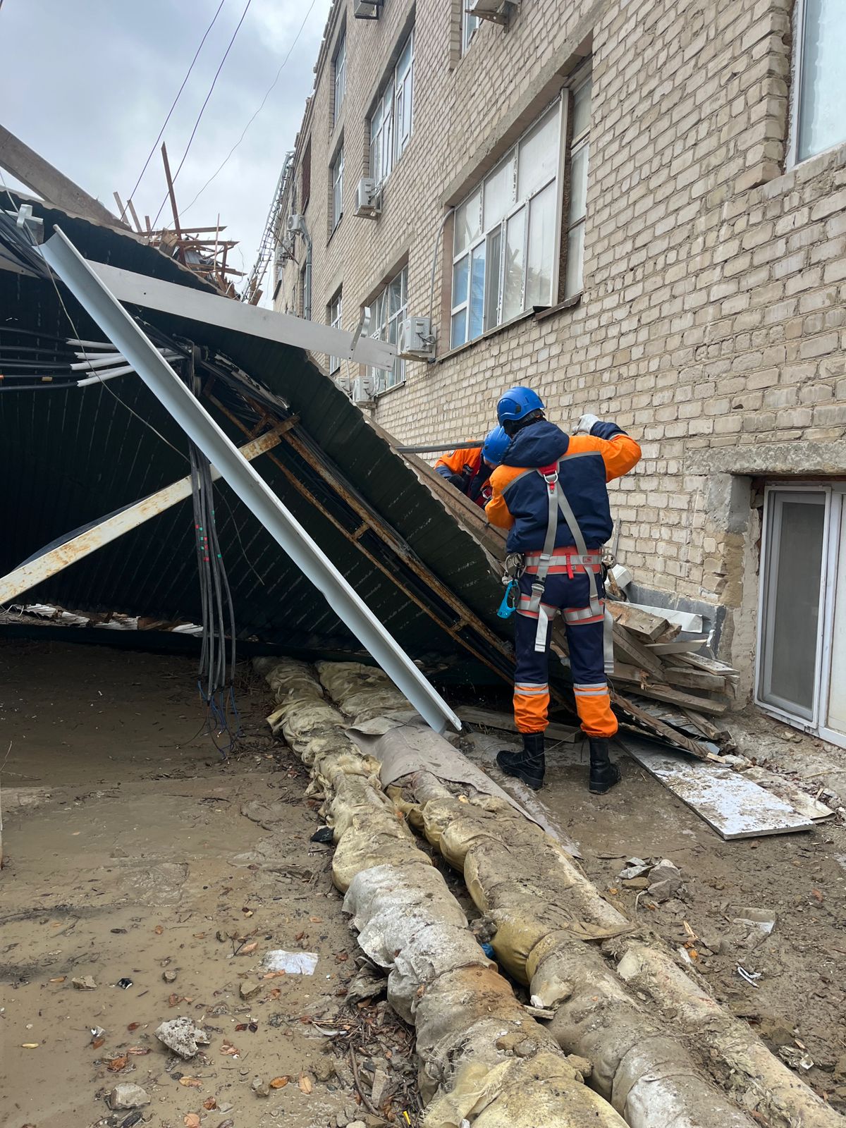 Атырау облысында қатты жел тұрғын үйлердің шатырын ұшырды