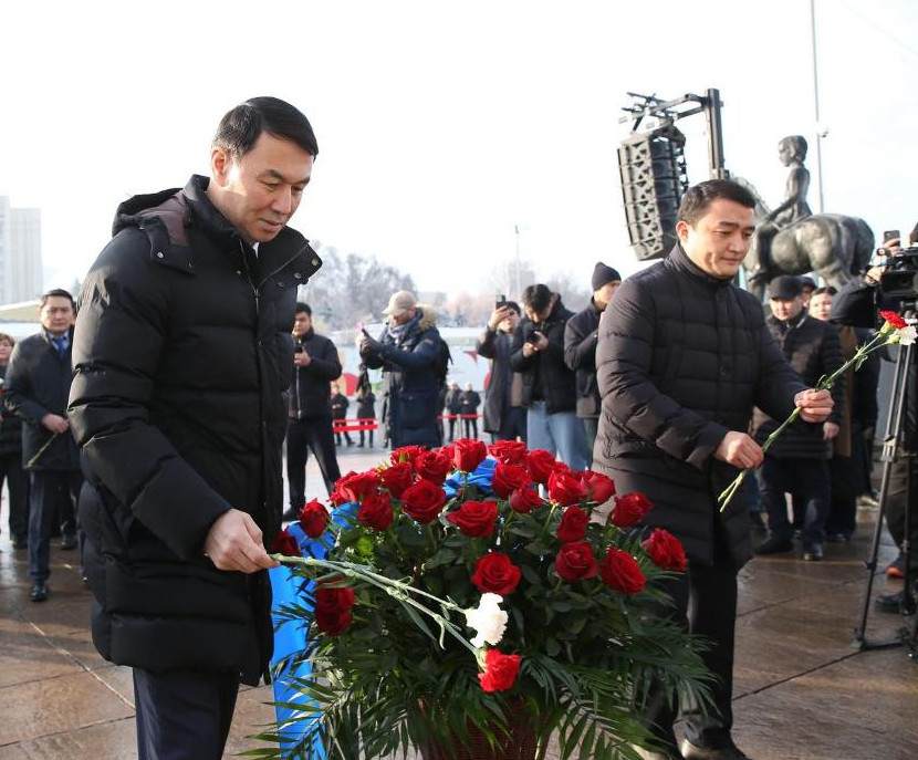 Алматы әкімі «Тәуелсіздік» монументіне гүл шоқтарын қойды