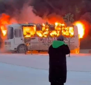 Қосшыда мектеп маңында жолаушылар автобусы өртенді