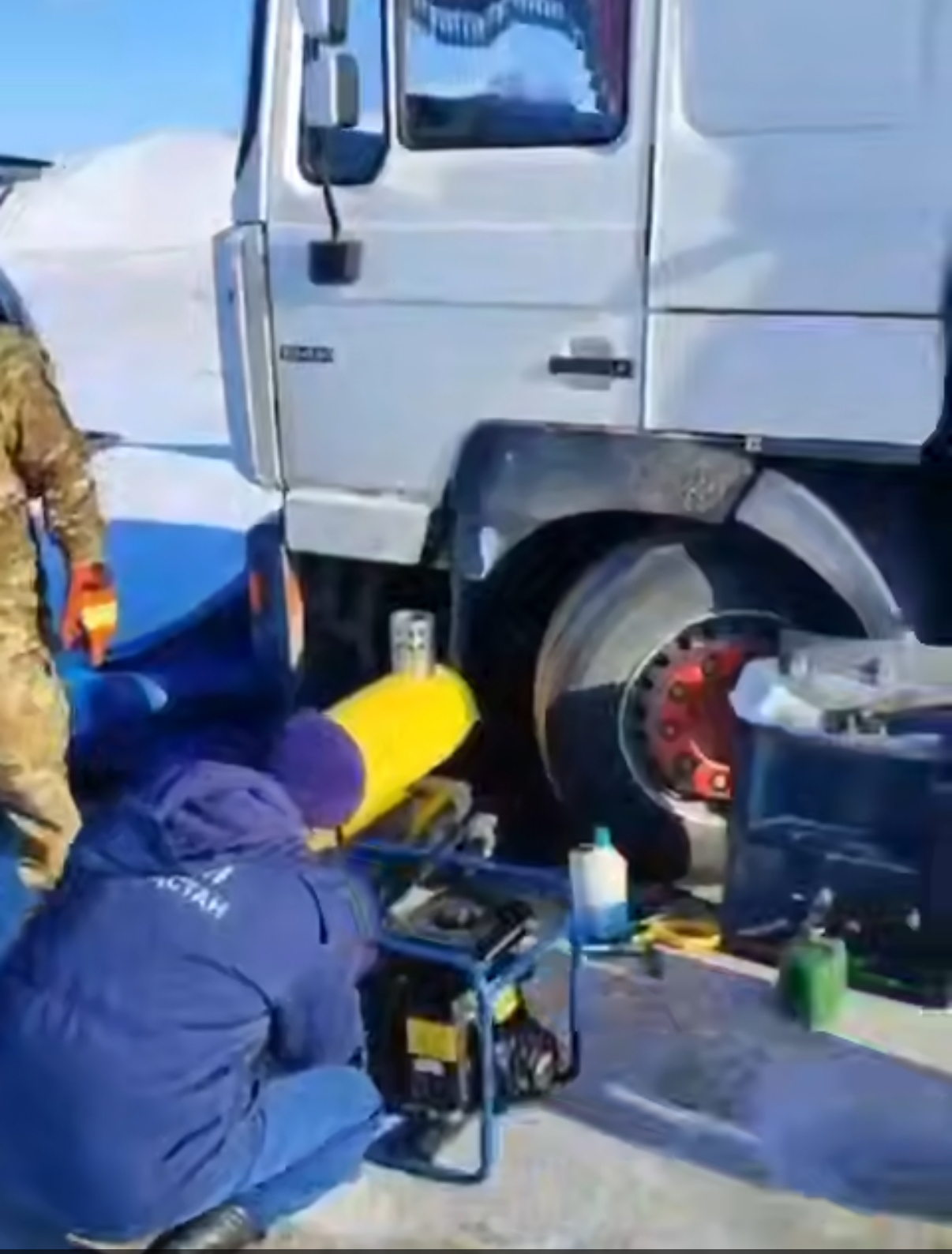 Арқалық тасжолында 45 жылқы тиеген жүк көлігі аязда қалып қойды