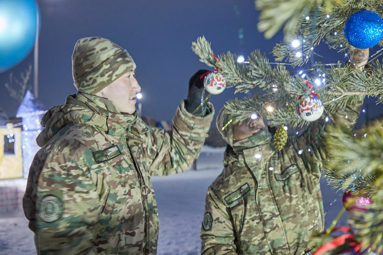 Елордалық ұландықтар өз күшімен мұз қалашығын жасады