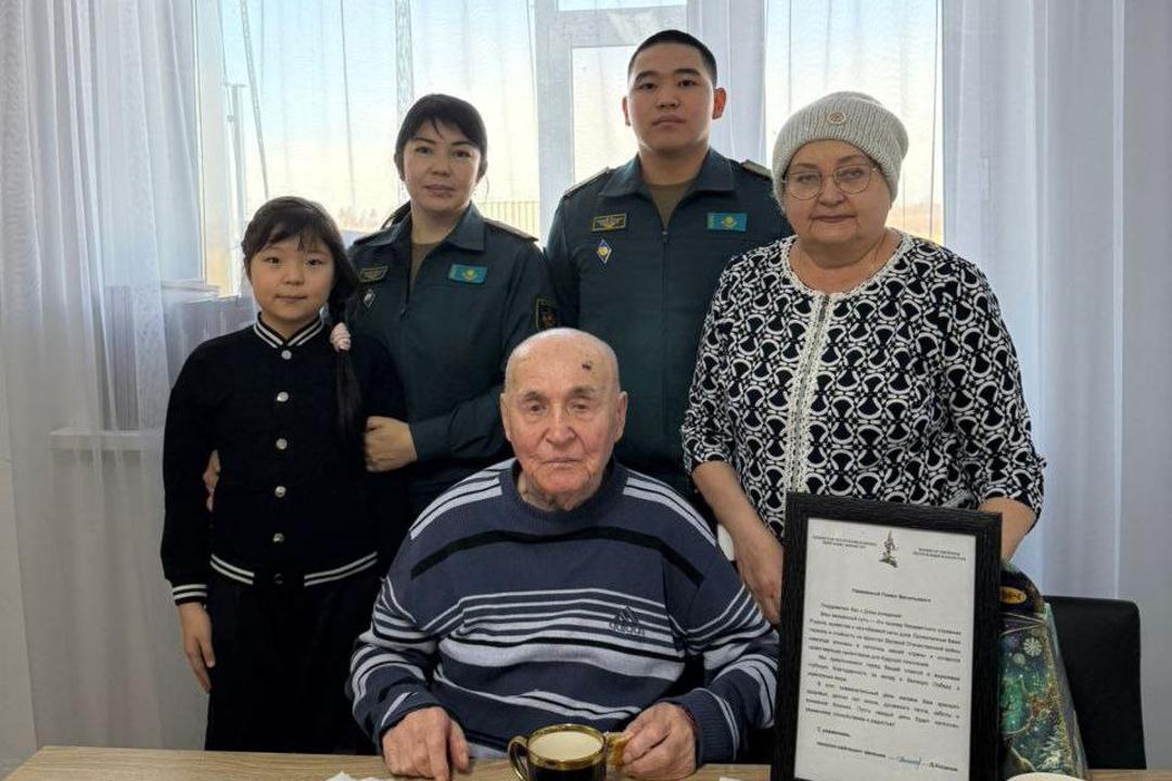 Әскерилер майдангерді қос мерекемен құттықтады