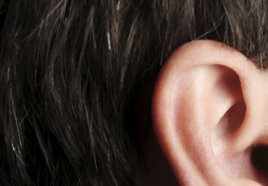 Атырау облысында ер адамның құлағын кесіп алған