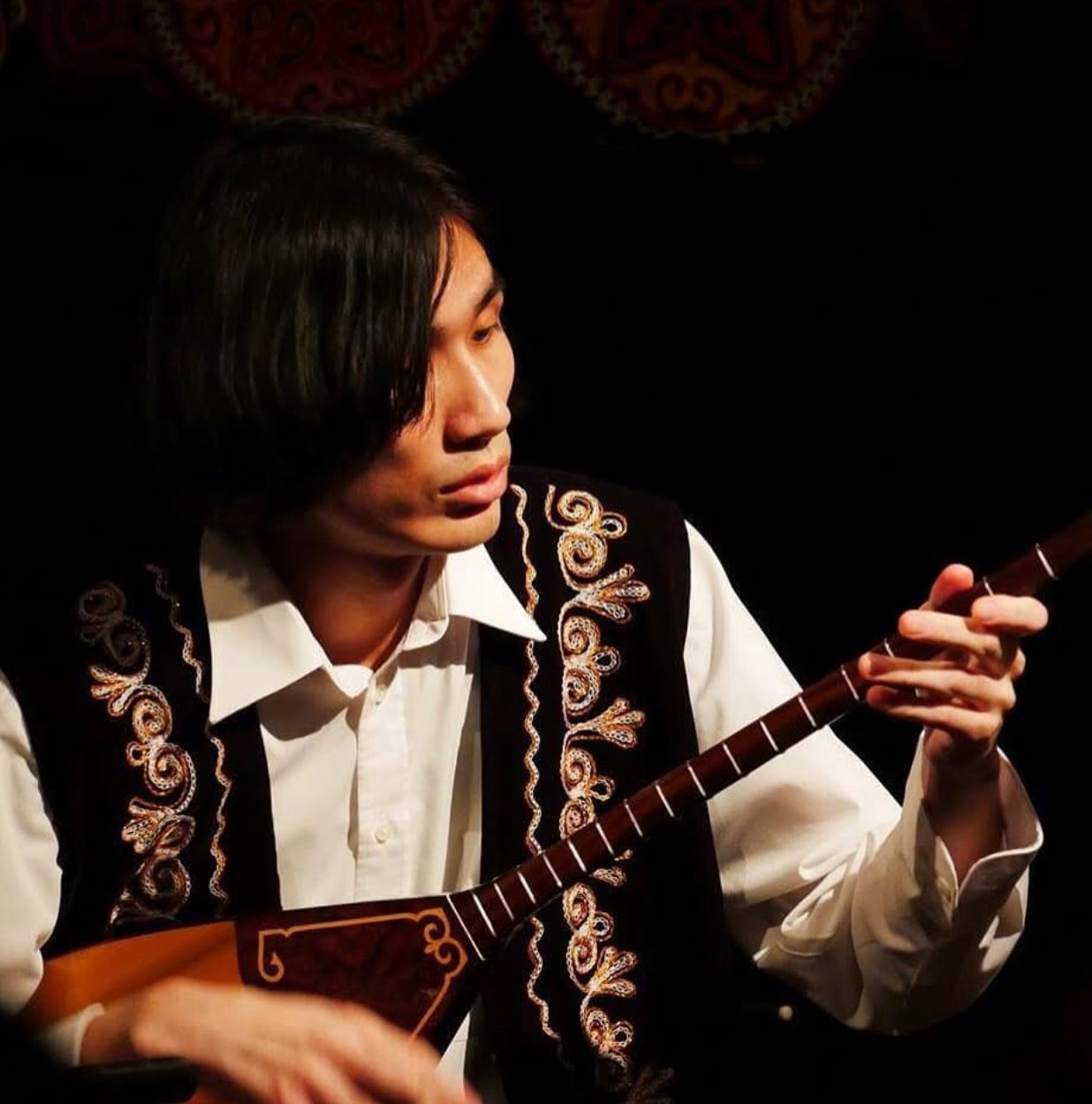 Домбыраға құштар жапон жігіті