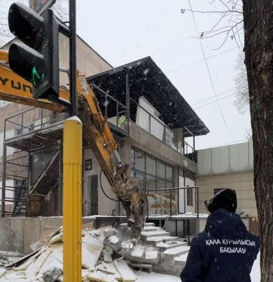 Алматы әкімдігі заңсыз салынған ғимаратты сүріп тастады