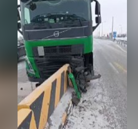 Жүргізуші ұйықтап кеткен: Астанада ақы төлеу аймағында жүк көлігі қоршауға соғылды