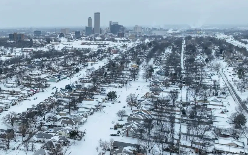 Американы ақтүтек боран басты: 139 мың адам жарықсыз қалып, төтенше жағдай жарияланды