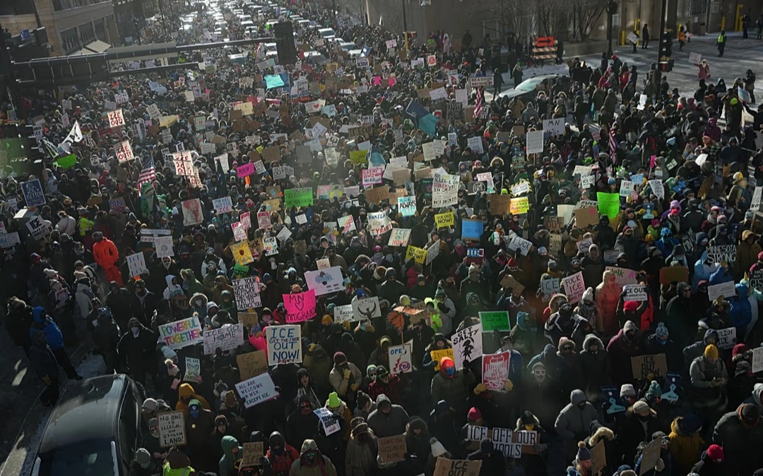 АҚШ-тағы иммиграциялық дағдарыс: Миннеаполис тұрғындары Трамп саясатына қарсы көтерілді