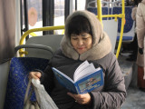 Автобуста кітап оқиды