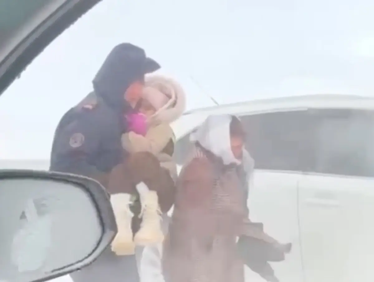 Маңғыстау облысында әйел мен үш бала қар құрсауынан құтқарылды