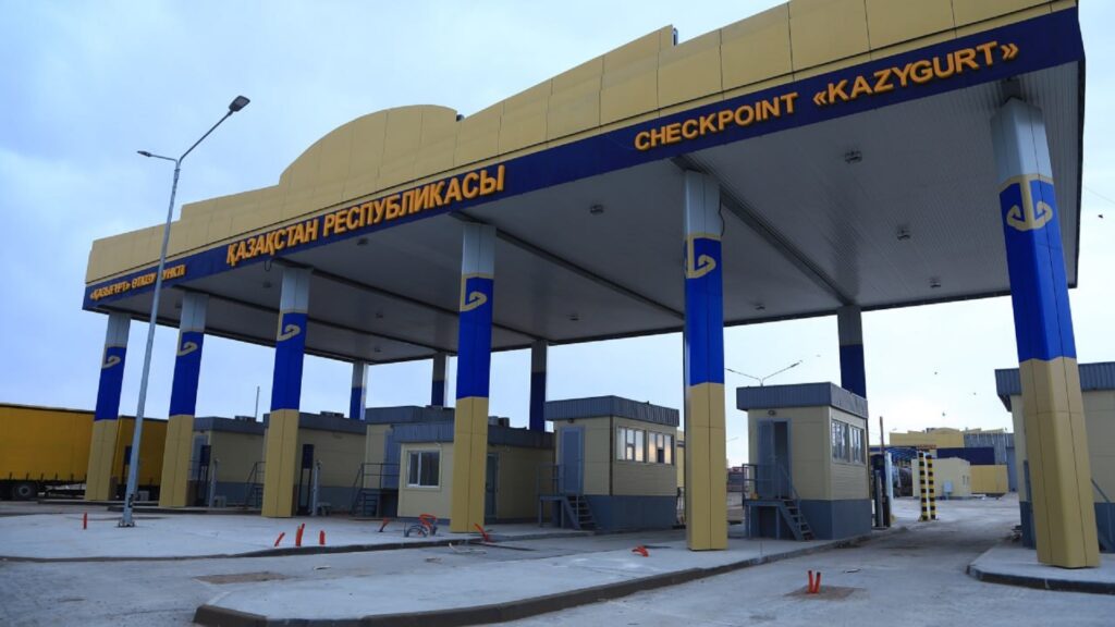 Қару-жарақ пен валюта: Шекарада заңсыз жүк тасымалының жолы кесілді