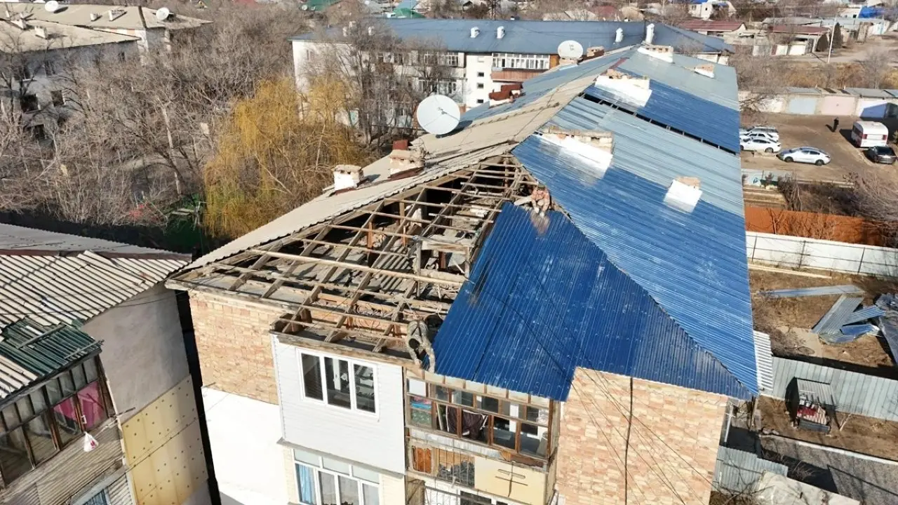 Қонаевта қатты жел үйлердің шатырын ұшырып әкетті