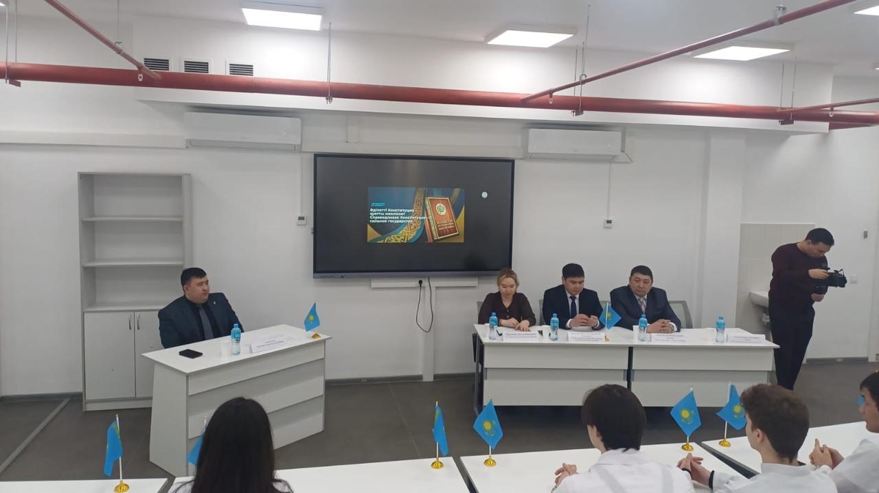 Медицина факультетінің студенттері жаңа Конституция жобасын талқылады