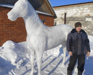 Қардан мүсін тұрғызды