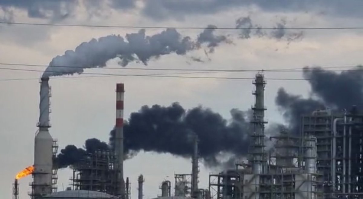 Атырау экологтері мұнай өңдеу зауытын әлі тексеріп жатыр