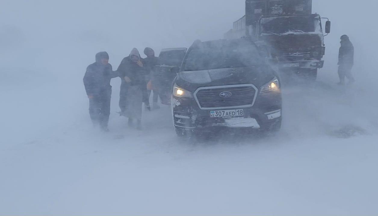 Абай және Батыс Қазақстан облыстарында 20-дан астам жолаушы қар құрсауынан құтқарылды