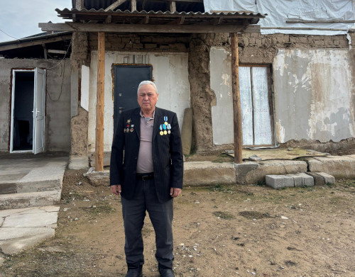 Ескі үйді паналаған ардагер жаңа баспана сұрайды