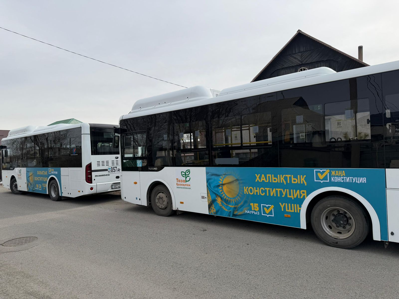 Қазақстанда автобустар жаңа Конституция жобасы туралы ақпарат тарату алаңына айналды