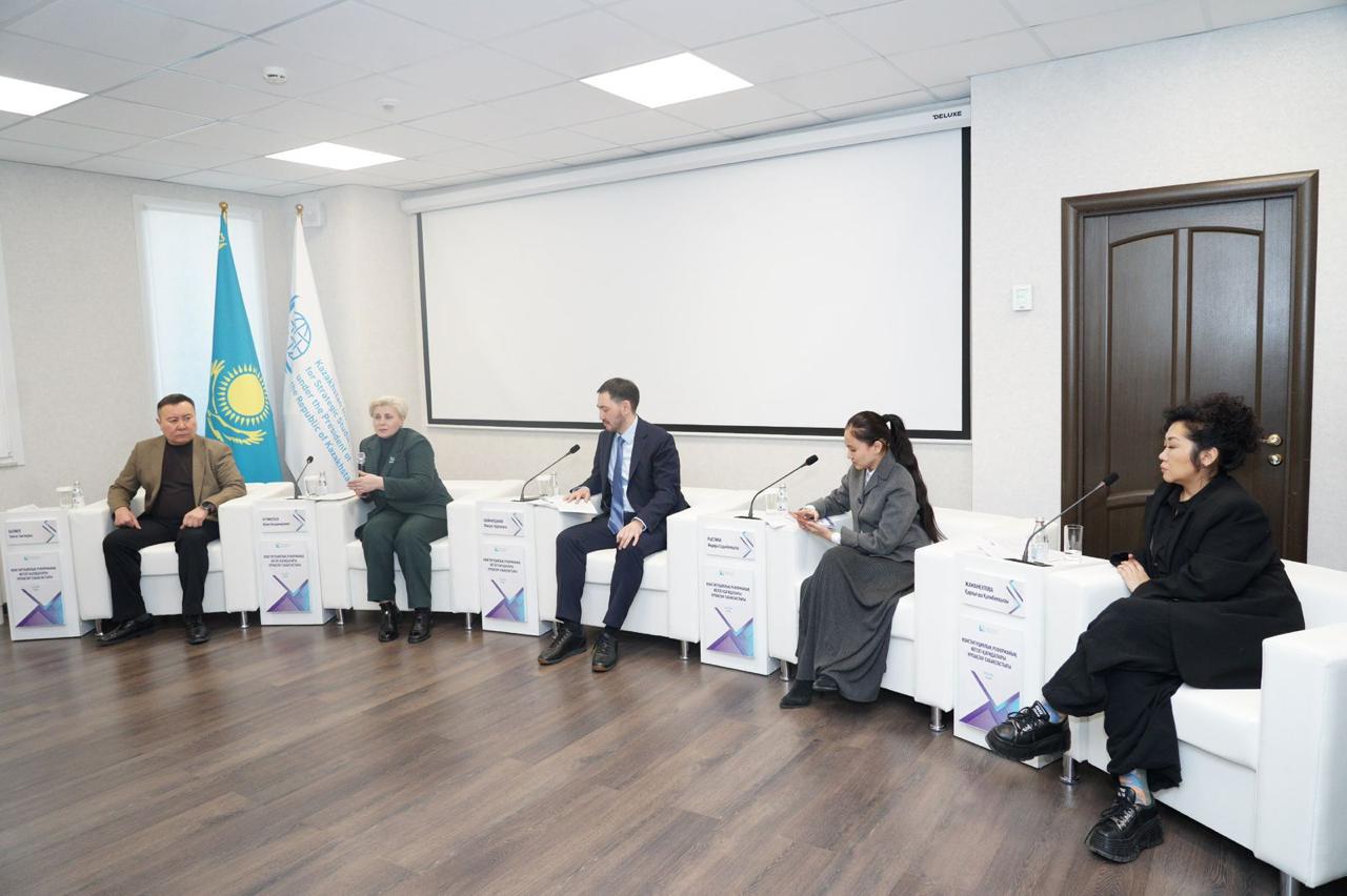 Жас сарапшылар Конституциялық комиссия мүшелерімен бірге жаңа Конституция жобасын талқылады