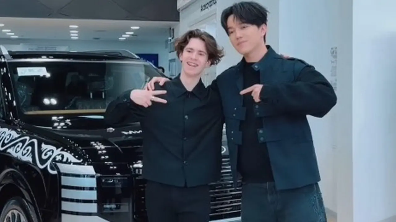 Димаш Құдайберген Михаил Шайдоровқа уәде еткен автокөлігін табыстады