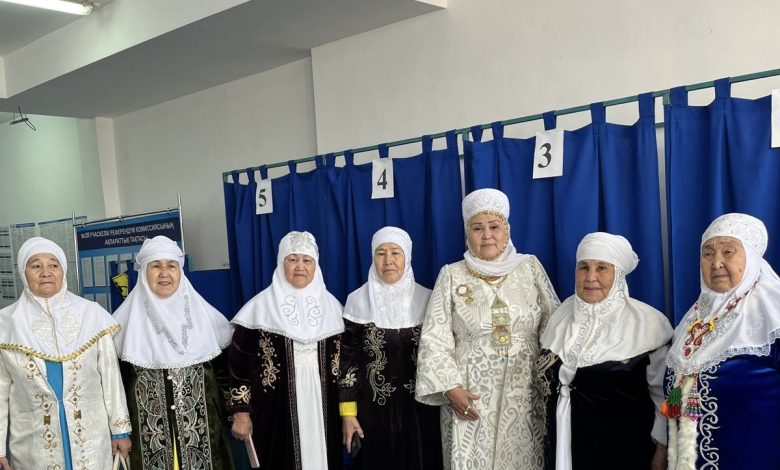 Атыраулық әжелер референдум учаскесіне ақ кимешекпен келді