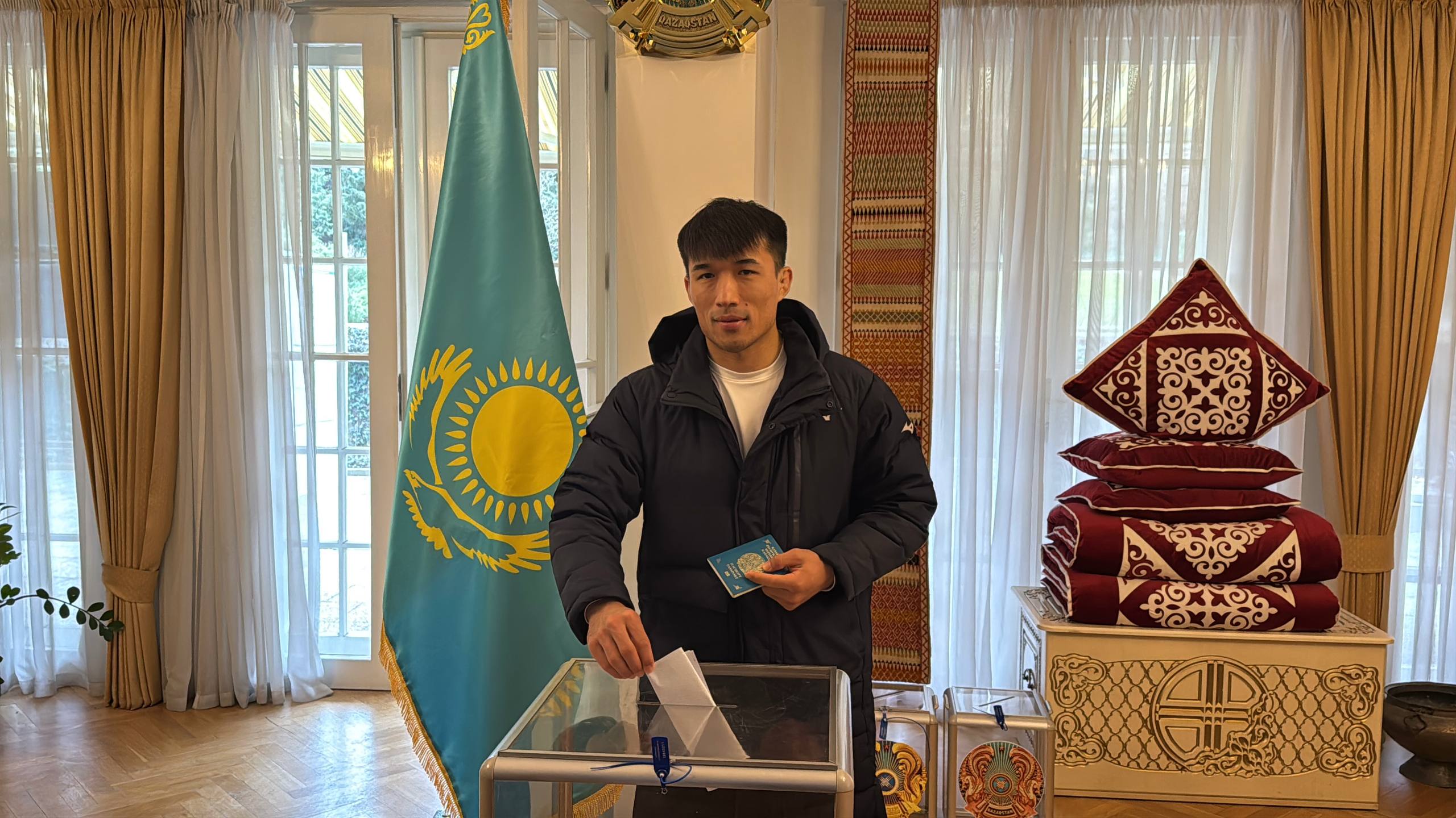 Ғұсман Қырғызбаев пен Әбиба Әбужақынова Чехиядағы референдум учаскесінде таңдау жасады